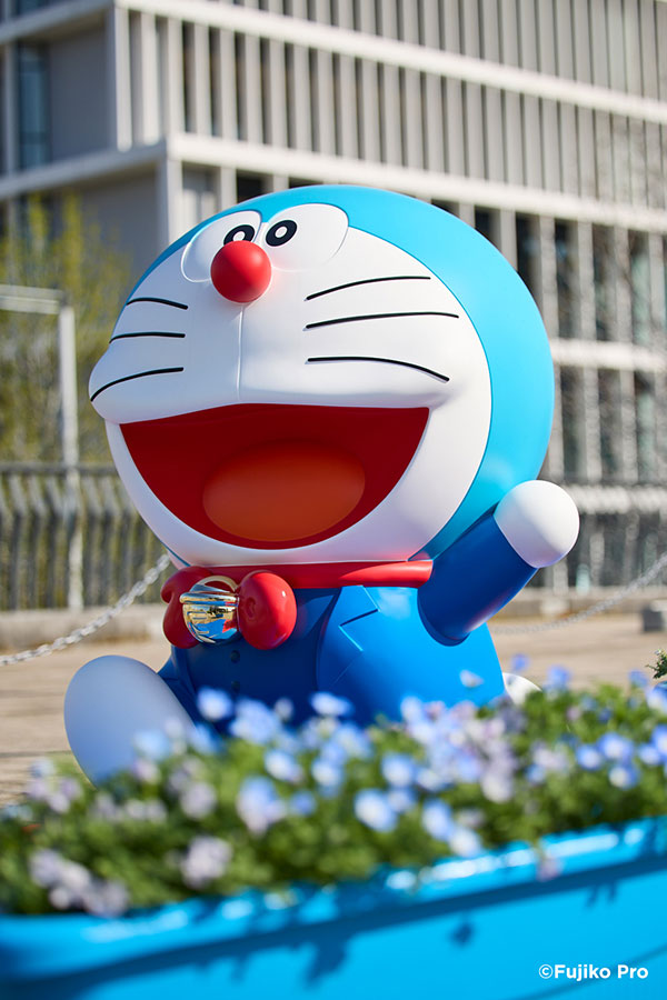 ブルーカーペットに登場したフォーマルな衣装のドラえもん